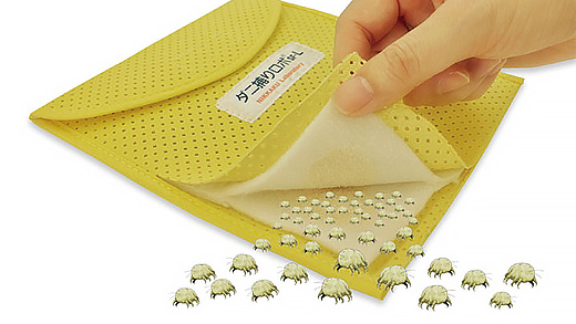 商品の内部にダニが好む誘引剤を仕込んでおり、その匂いで屋内ダニ(チリダニ・ツメダニ等)が引き寄せられ、マットの中にもぐりこみます。