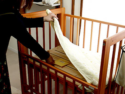 敷布団（ベビー用）とマットレスの間（足元側）