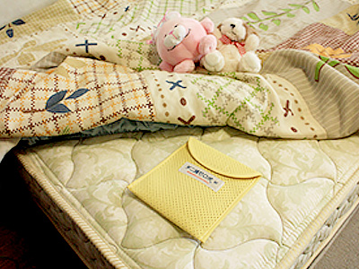 敷布団（子ども用）とマットレスの間（足元側）