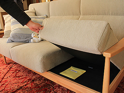 畳にダニ捕りロボ設置