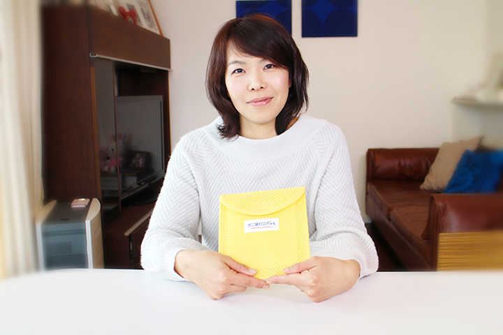 ダニ捕りロボを手に持っている女性の写真01