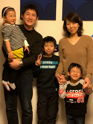 5人の家族の写真