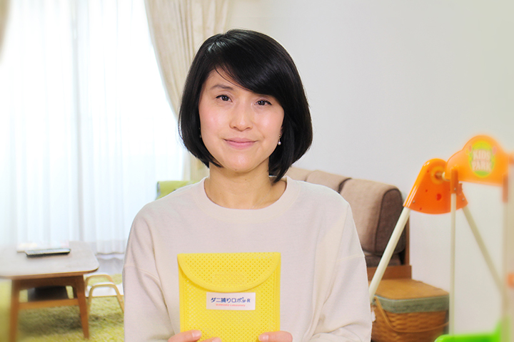 ダニ捕りロボを手に持っている女性の写真02