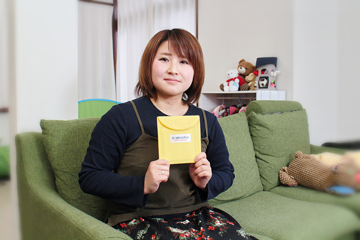 ダニ捕りロボを手に持っている女性の写真03