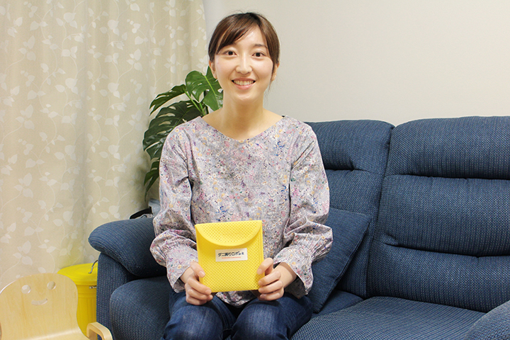 ダニ捕りロボを手に持っている女性の写真04