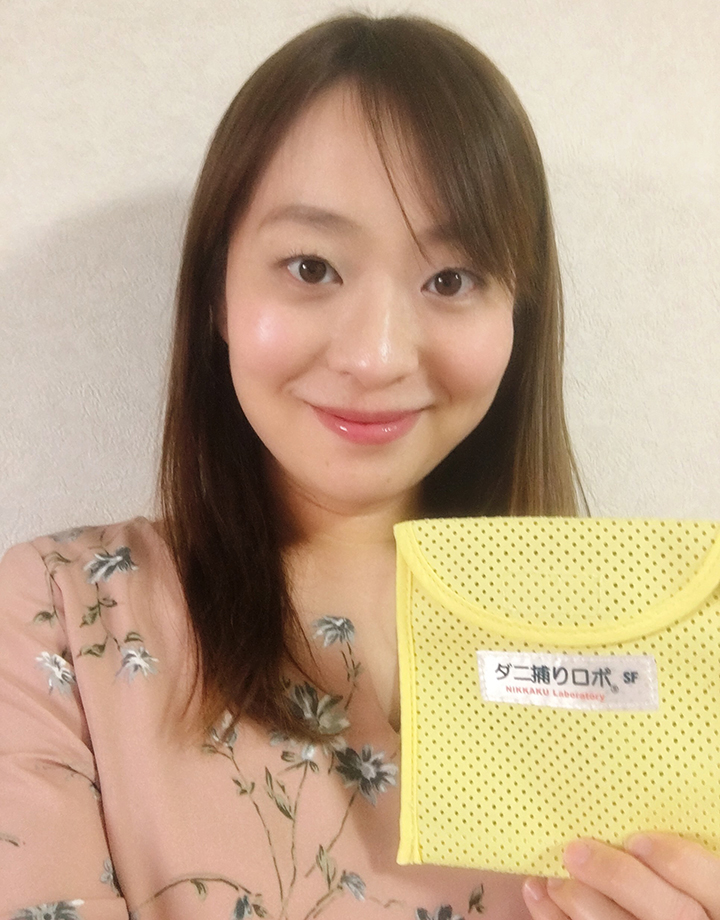 ダニ捕りロボを手に持っている女性