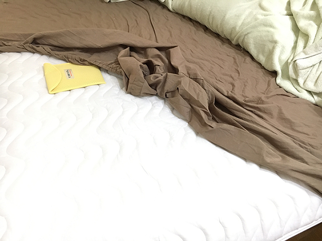 ベッドのマットレスの上にダニ捕りロボが置いてある写真